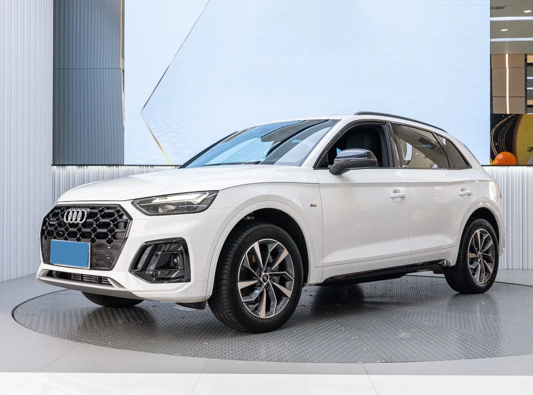 2023 AUDI Q5L view 1