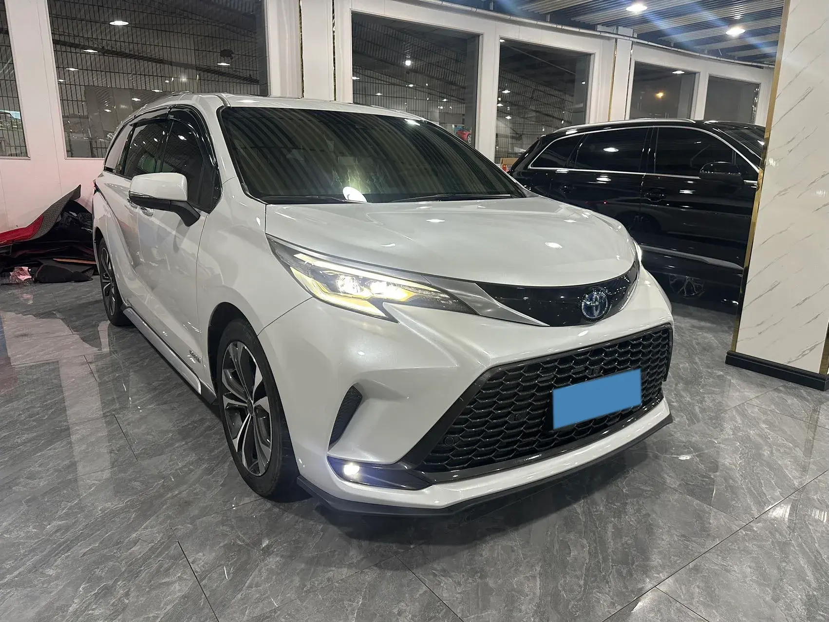 2023 TOYOTA GRANVIA thumbnail 2