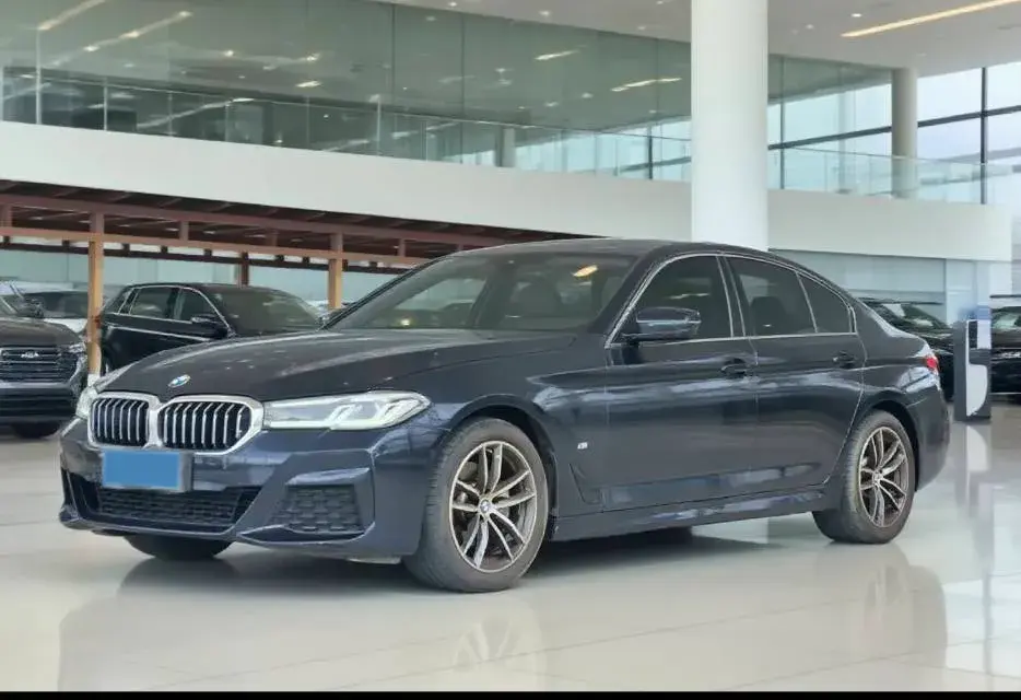 2022 BMW 5 view 1