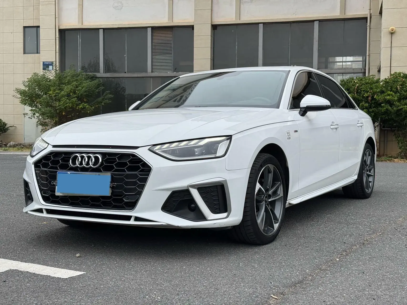 2022 AUDI A4L view 1