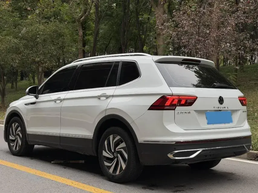 2023 VOLKSWAGEN TIGUAN thumbnail 4