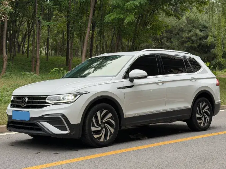 2023 VOLKSWAGEN TIGUAN view 1