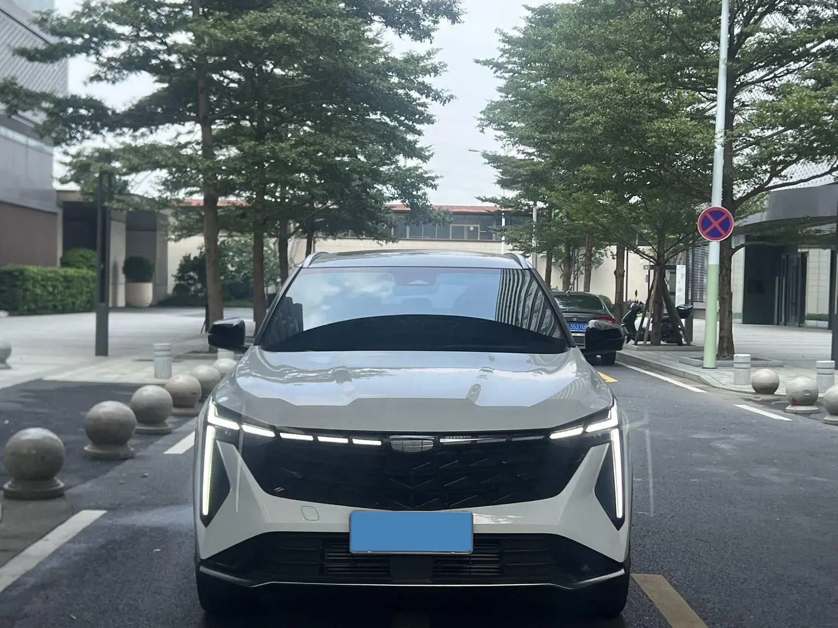 2023 GEELY AZKARRA thumbnail 2