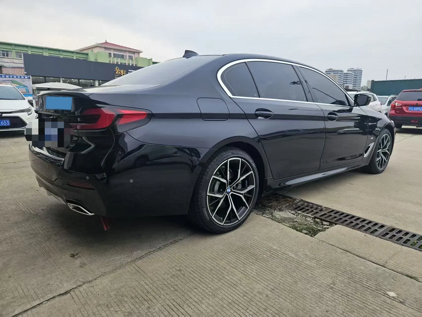 2022 BMW 5 thumbnail 3