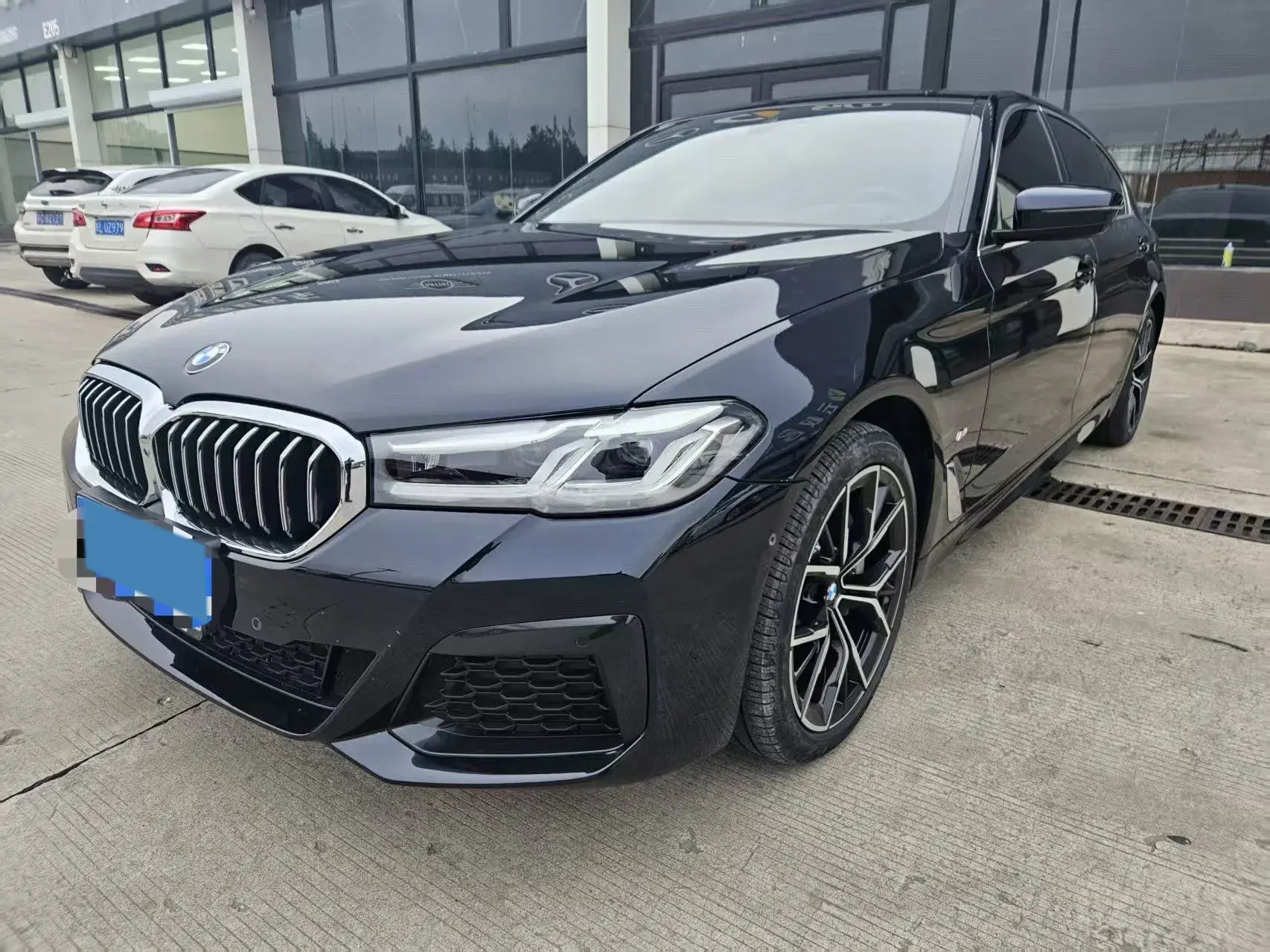 2022 BMW 5 view 1
