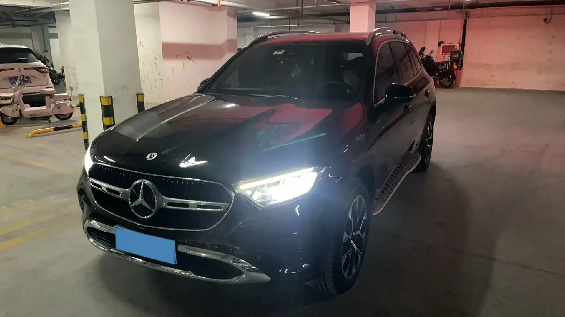 2023 MERCEDES-BENZ GLC view 1