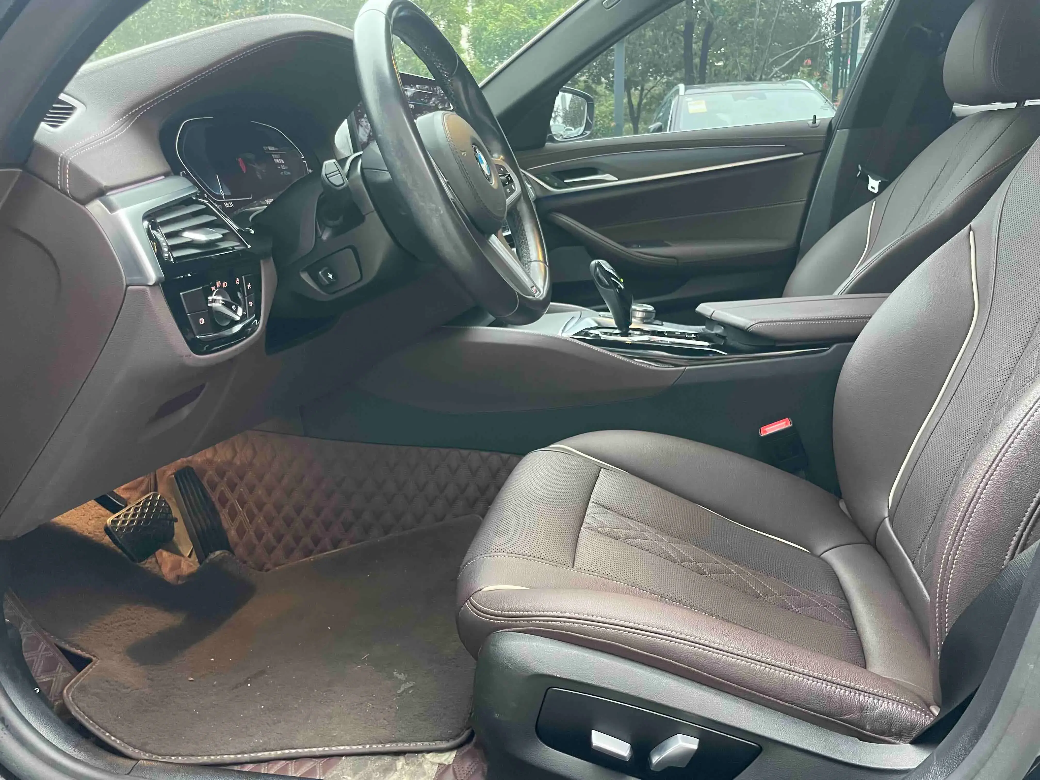 2021 BMW 5 thumbnail 3