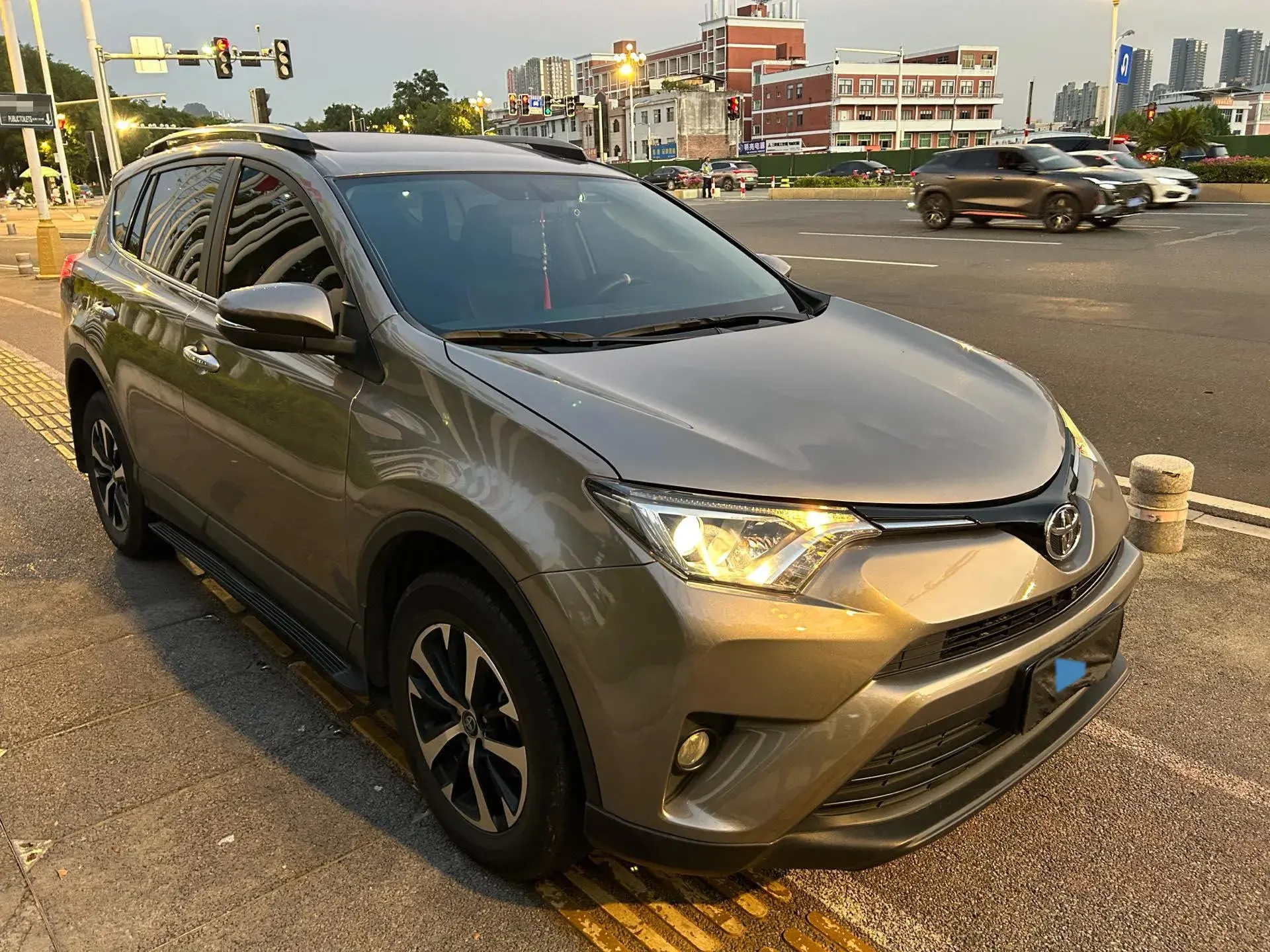 2018 TOYOTA RAV4 thumbnail 3