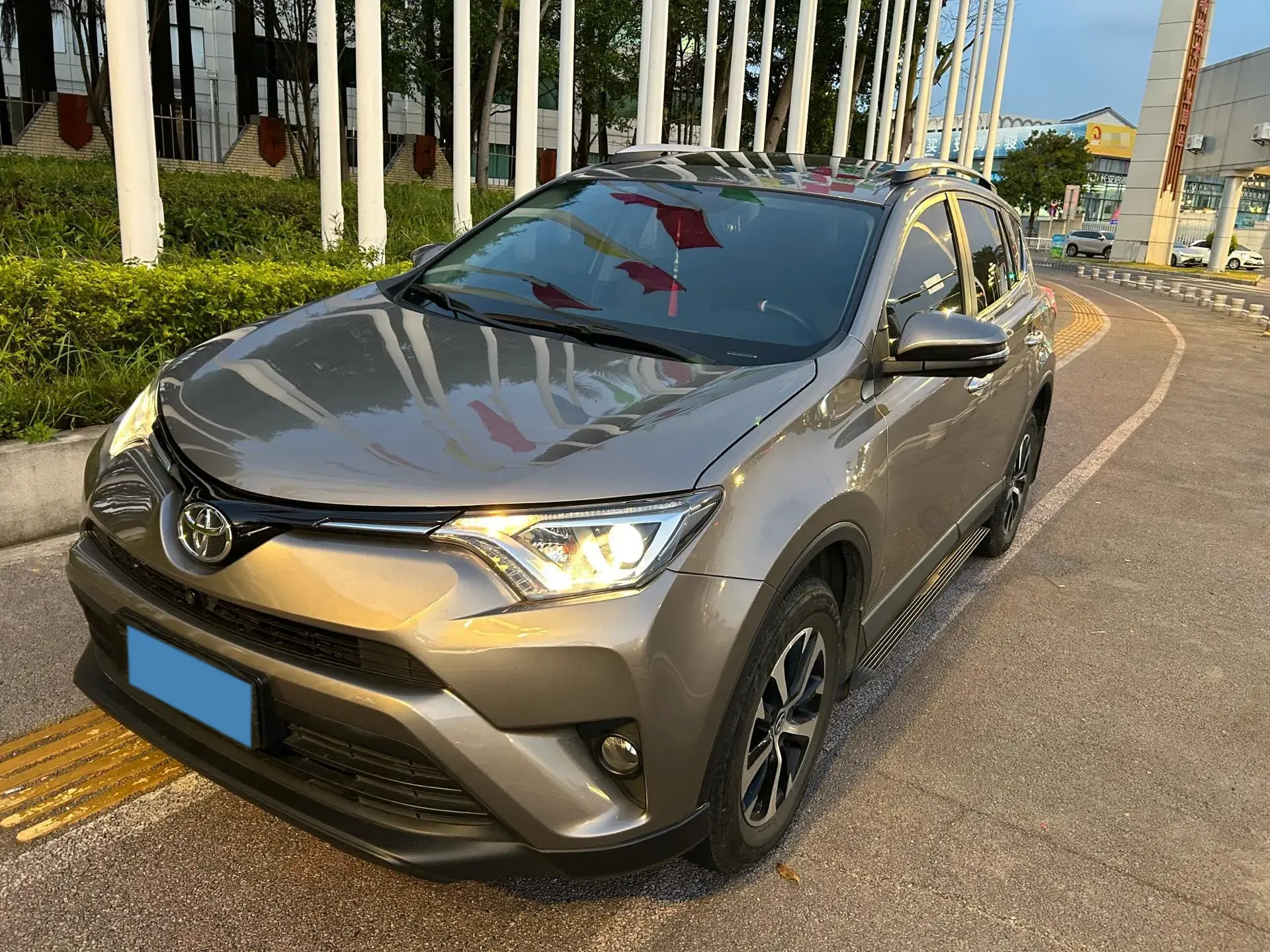 2018 TOYOTA RAV4 view 1