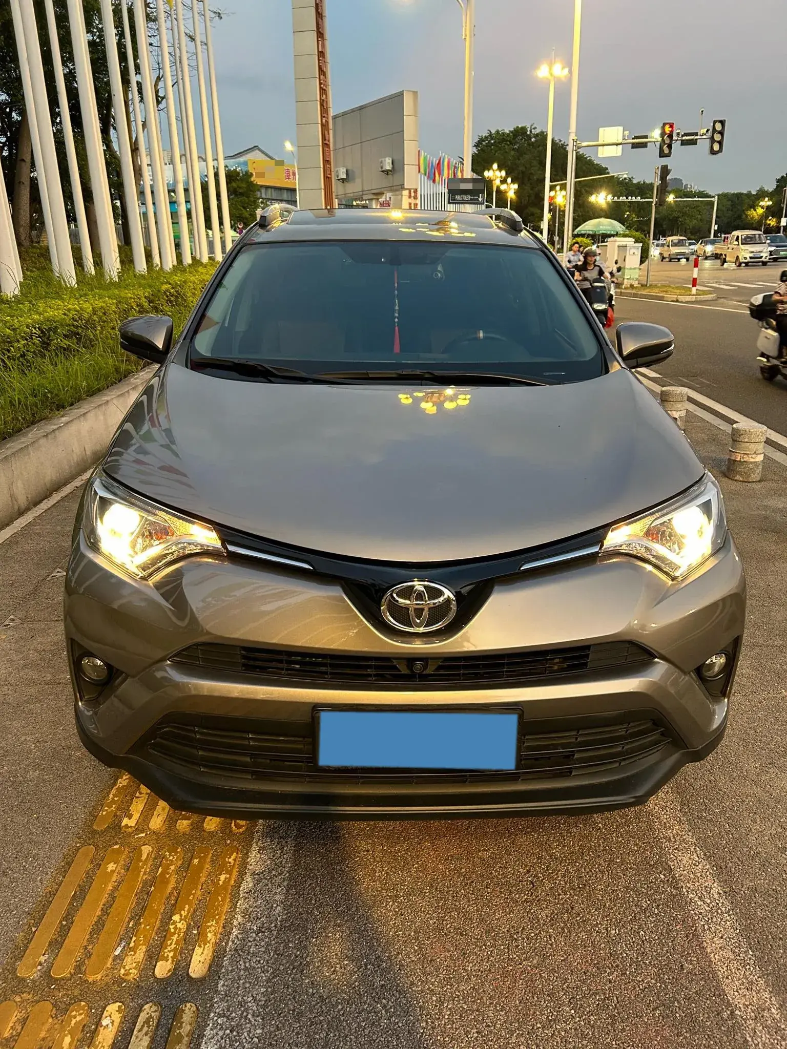 2018 TOYOTA RAV4 thumbnail 2