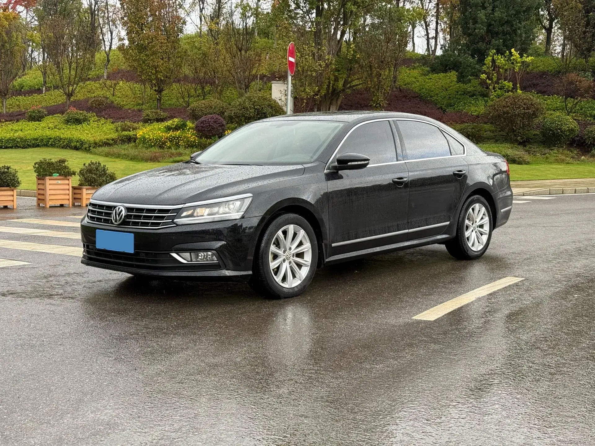 2017 VOLKSWAGEN PASSAT view 1