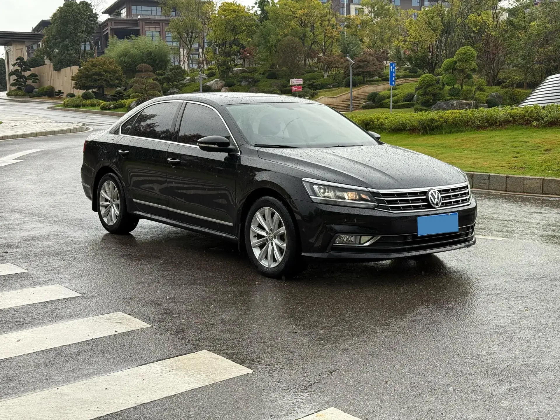 2017 VOLKSWAGEN PASSAT thumbnail 2