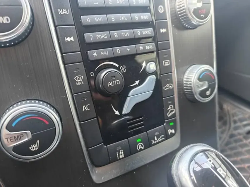 2015 Volvo XC60 2.0T 214HP L5 6AT,autocango,china used car exporter,china ev exporter,chinese used car exporter,chinese used ev exporter