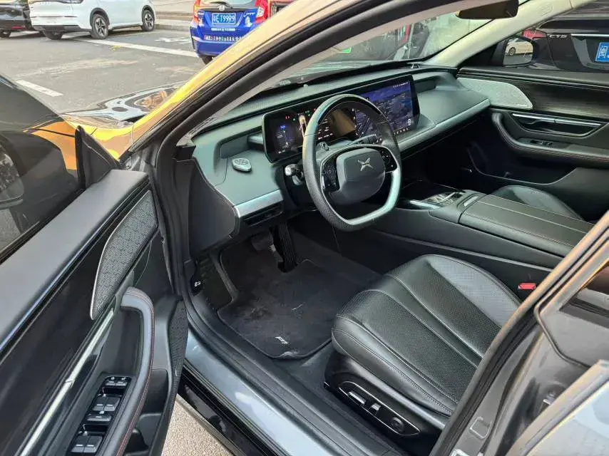 2020 XPENG P7 thumbnail 4