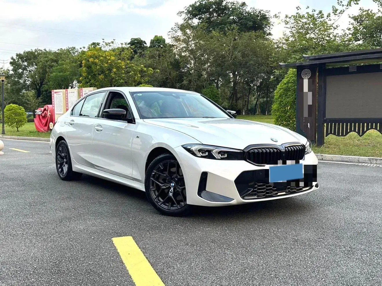 2025 BMW 3 thumbnail 2