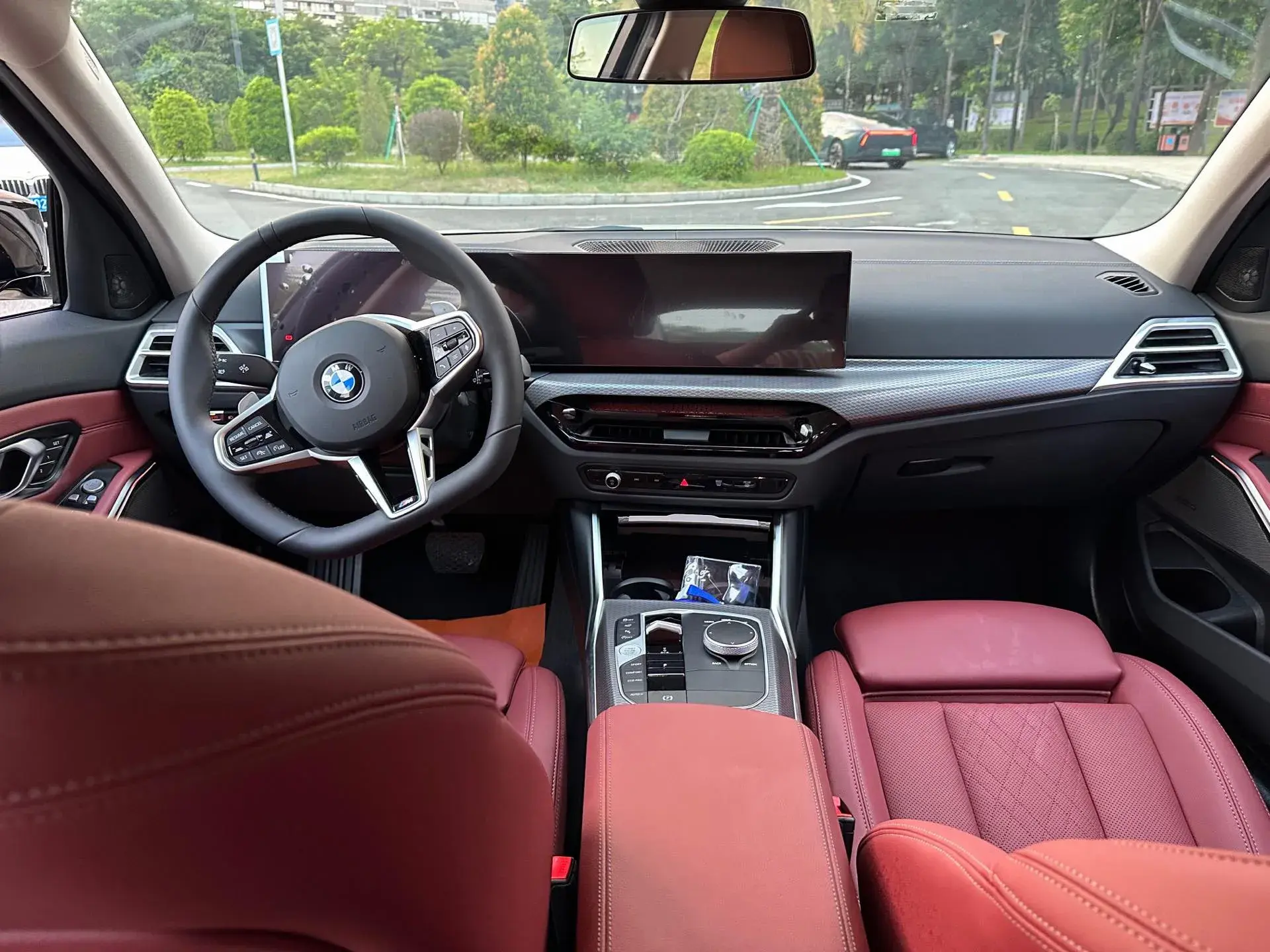 2025 BMW 3 thumbnail 4