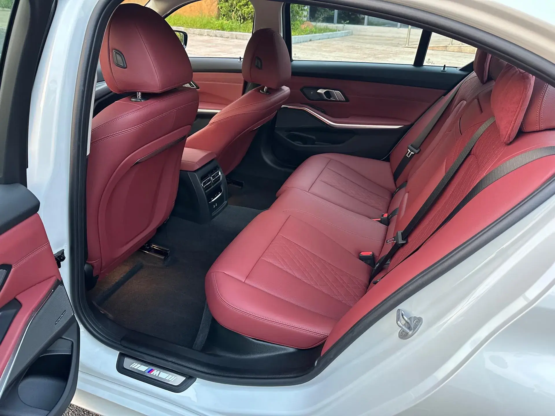 2025 BMW 3 thumbnail 3