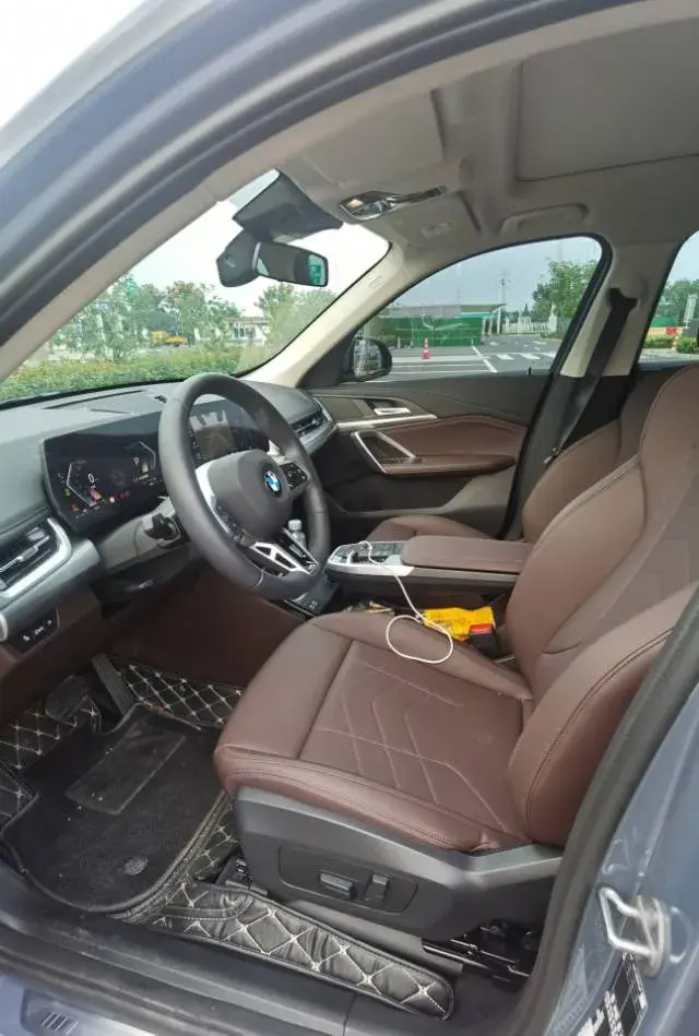 2023 BMW X1 thumbnail 3