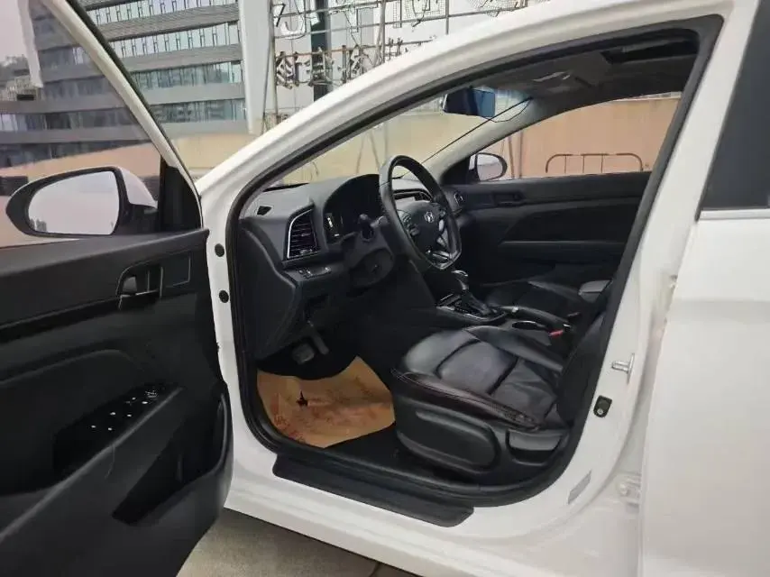 2018 HYUNDAI ELANTRA thumbnail 4