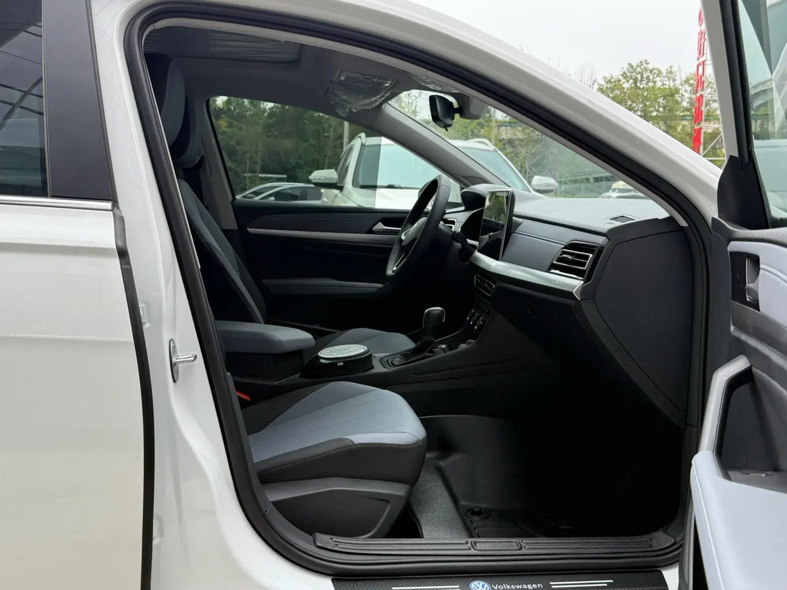 2024 VOLKSWAGEN LAVIDA thumbnail 2