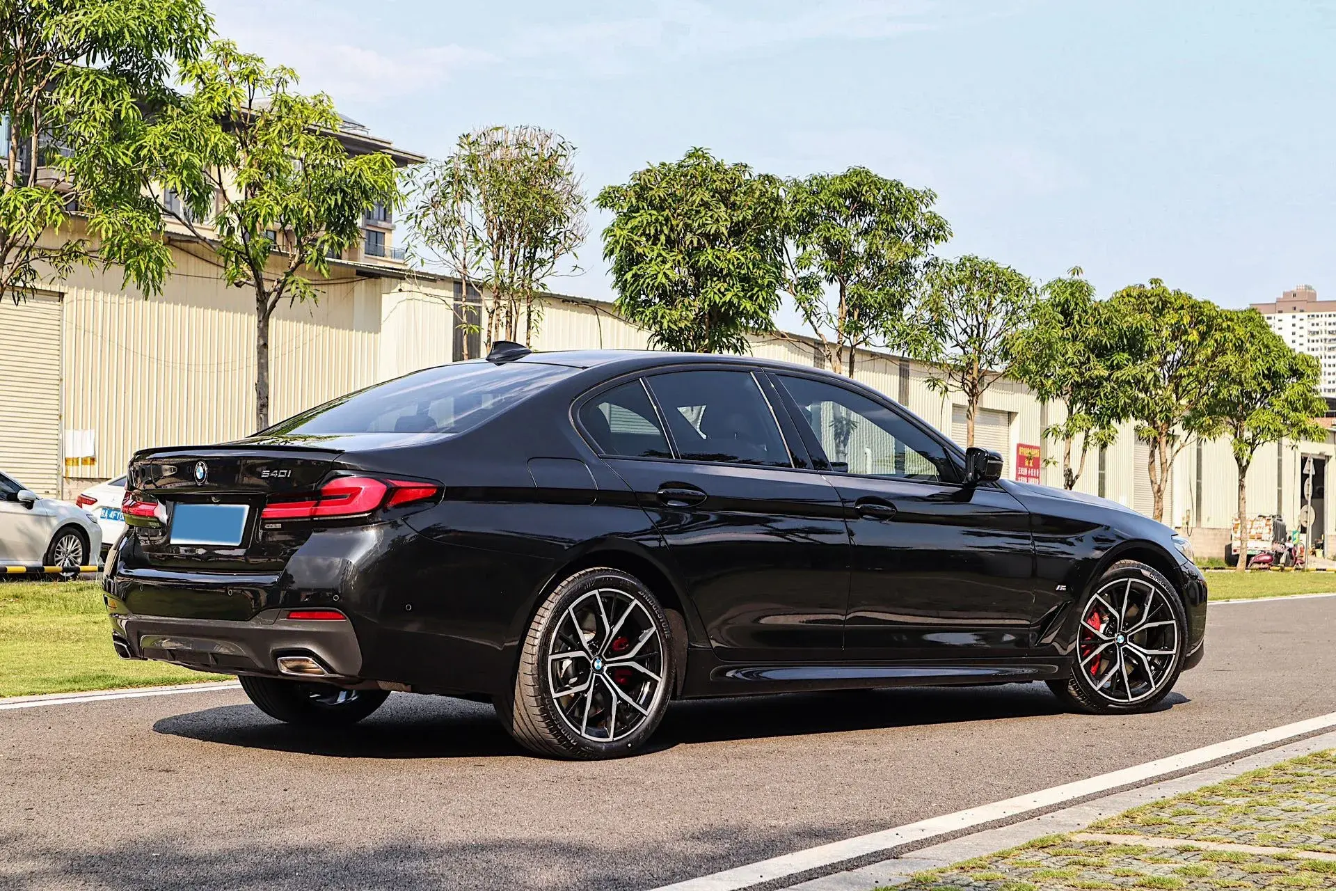 2021 BMW 5 thumbnail 4