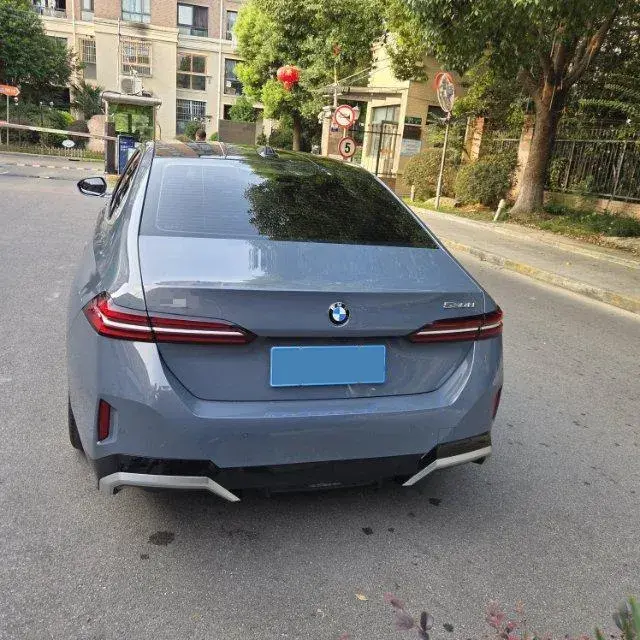 2024 BMW 5 thumbnail 4