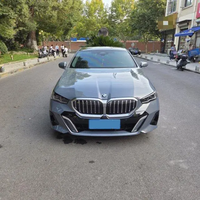 2024 BMW 5 thumbnail 2