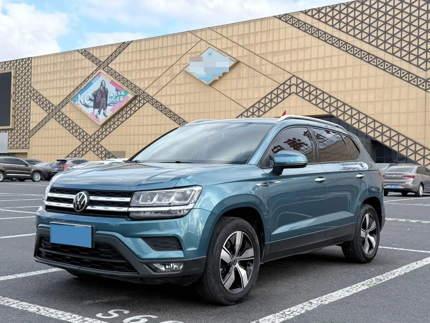 2022 VOLKSWAGEN THARU view 1