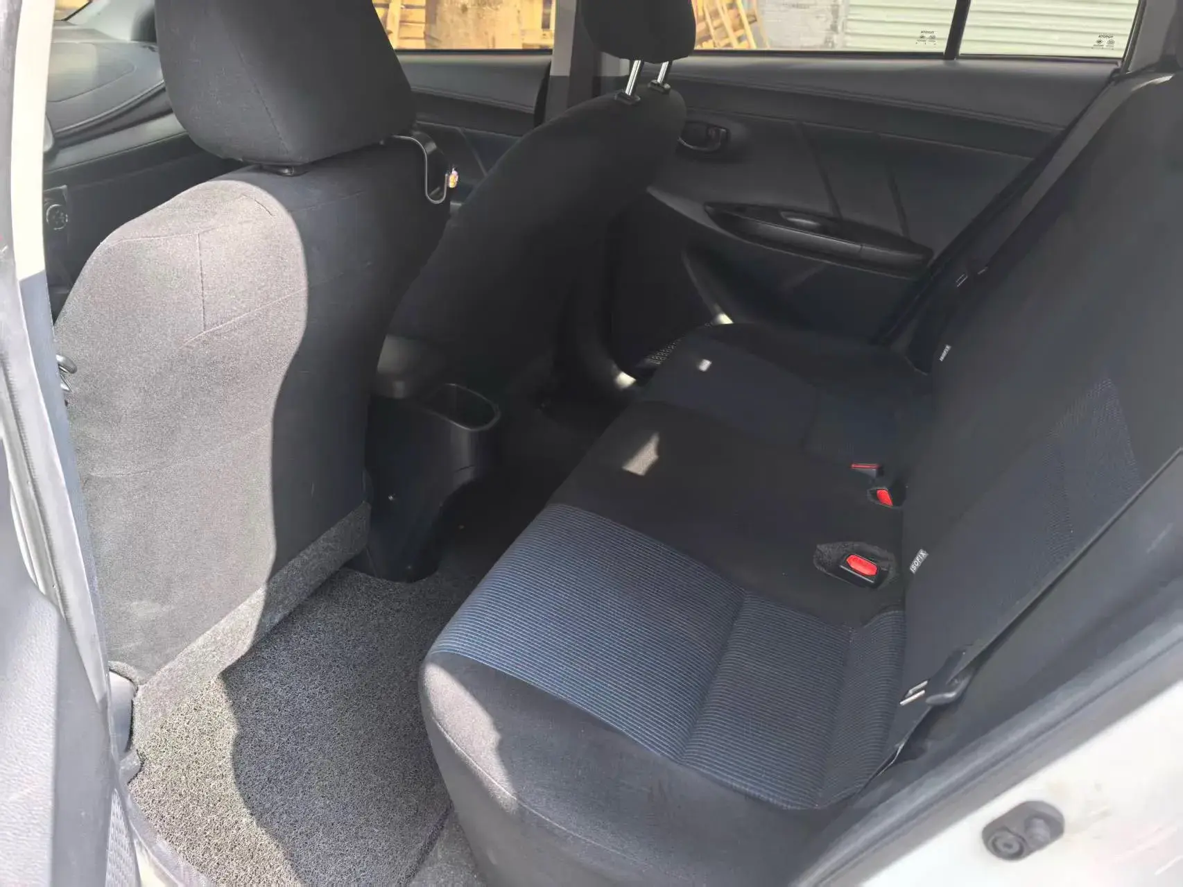 2017 TOYOTA YARIS thumbnail 4