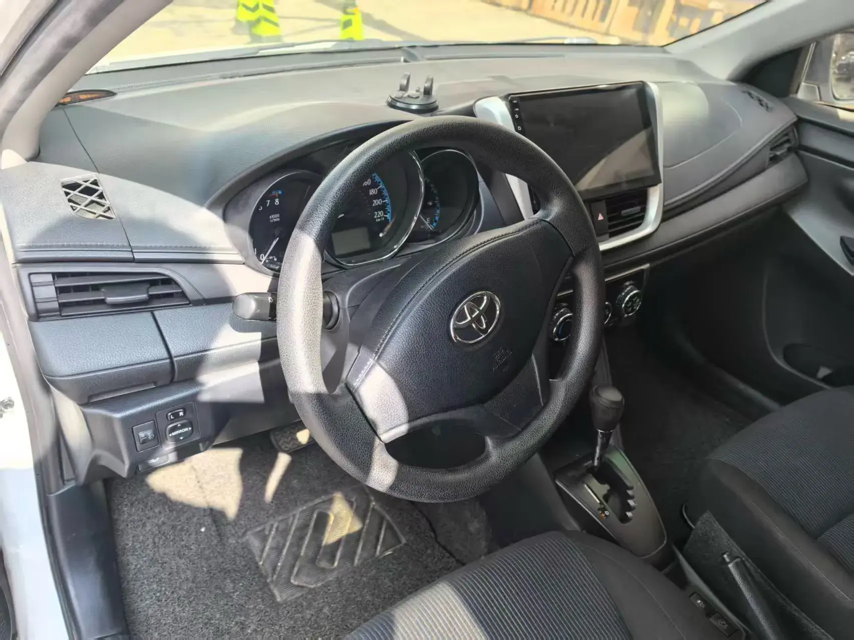 2017 TOYOTA YARIS thumbnail 2