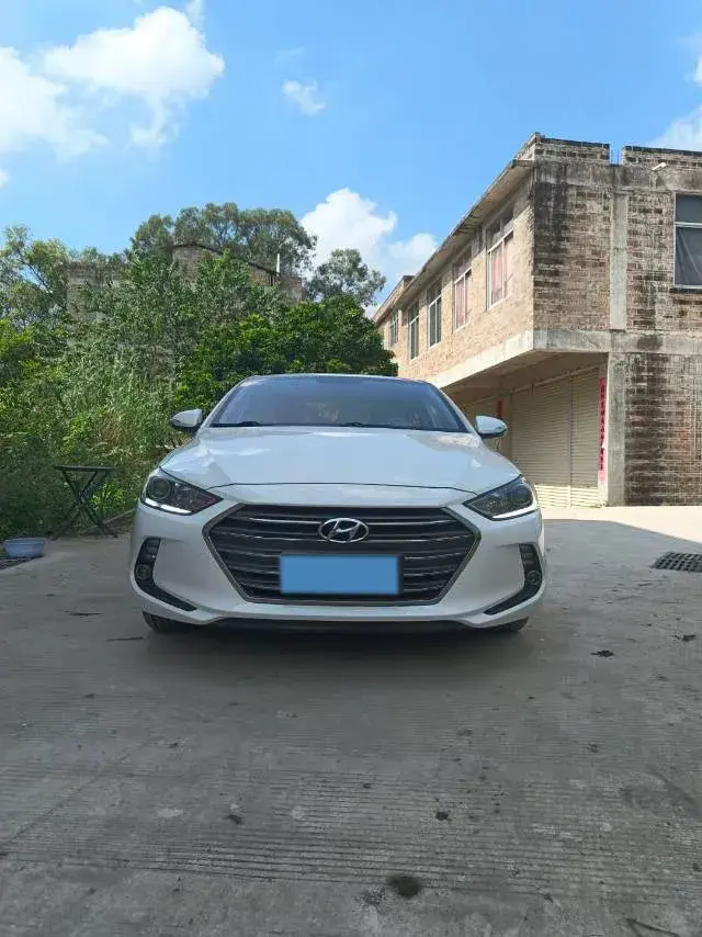 2016 HYUNDAI ELANTRA thumbnail 3