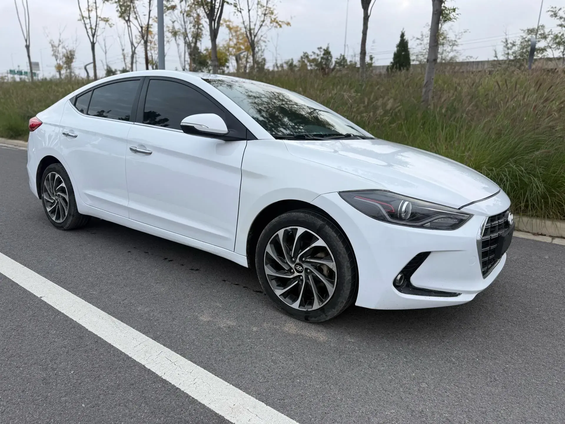 2019 HYUNDAI ELANTRA thumbnail 3