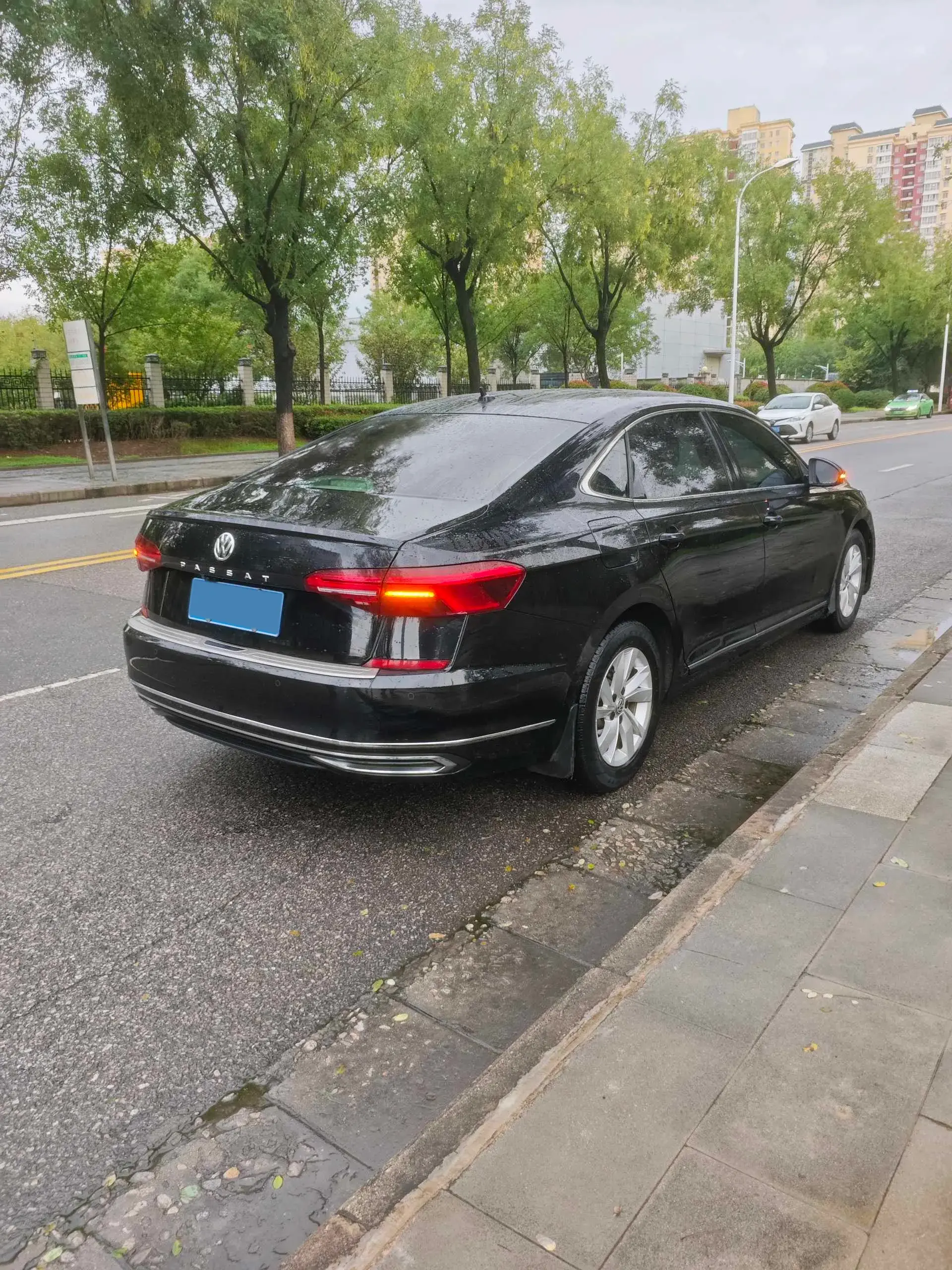 2019 VOLKSWAGEN PASSAT thumbnail 4