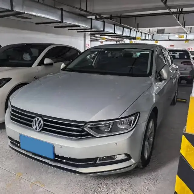 2017 VOLKSWAGEN MAGOTAN view 1