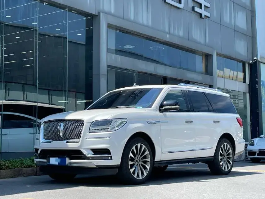 2019 LINCOLN NAVIGATOR view 1