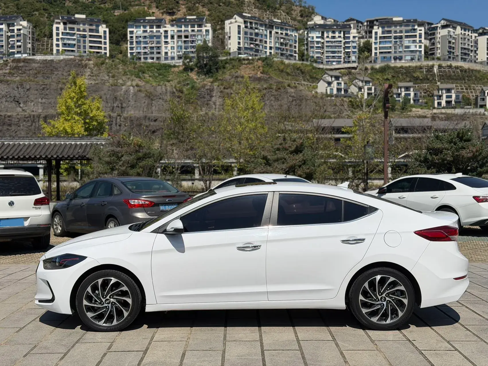 2019 HYUNDAI ELANTRA thumbnail 4