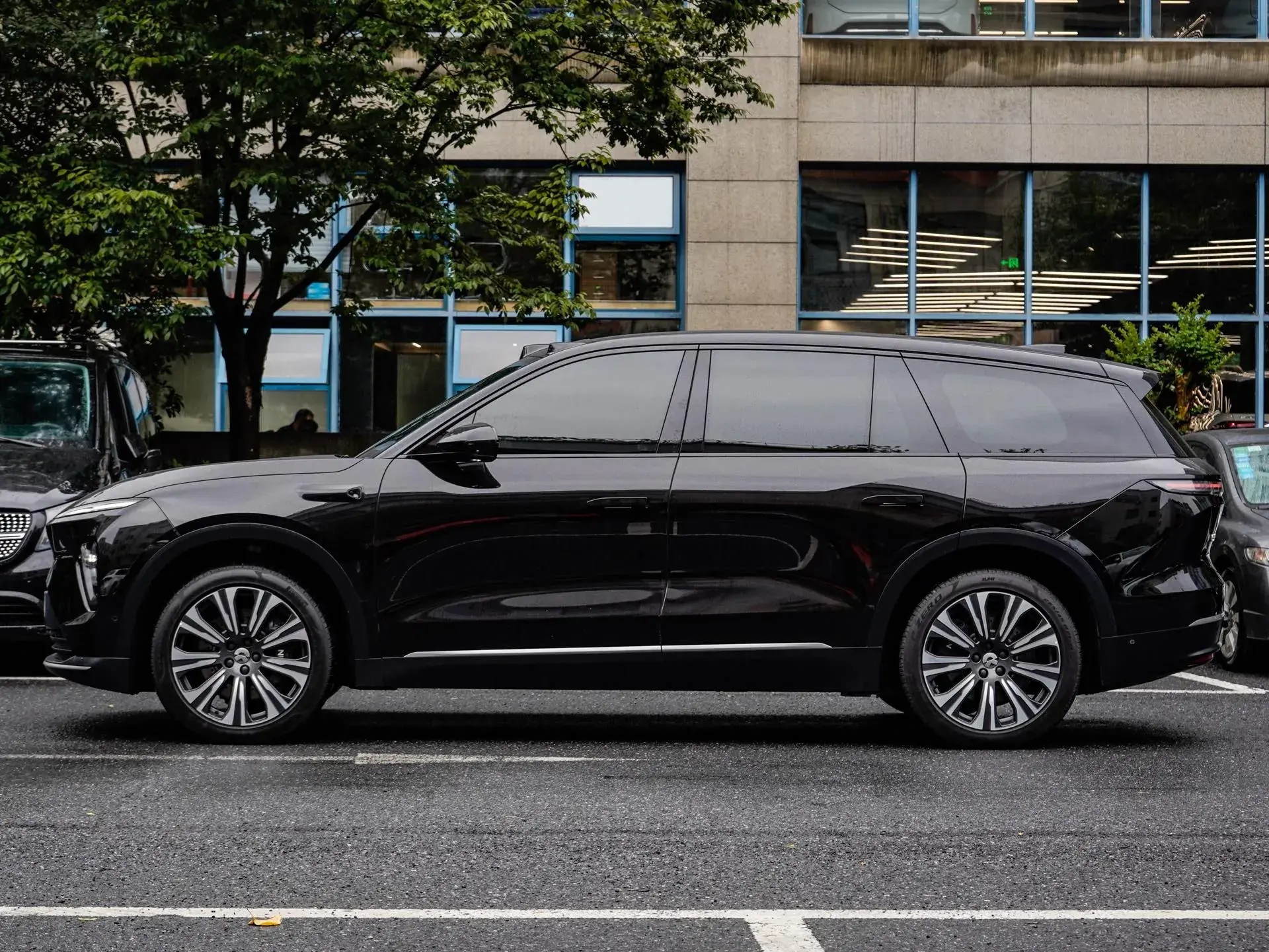 2023 NIO ES8 thumbnail 3