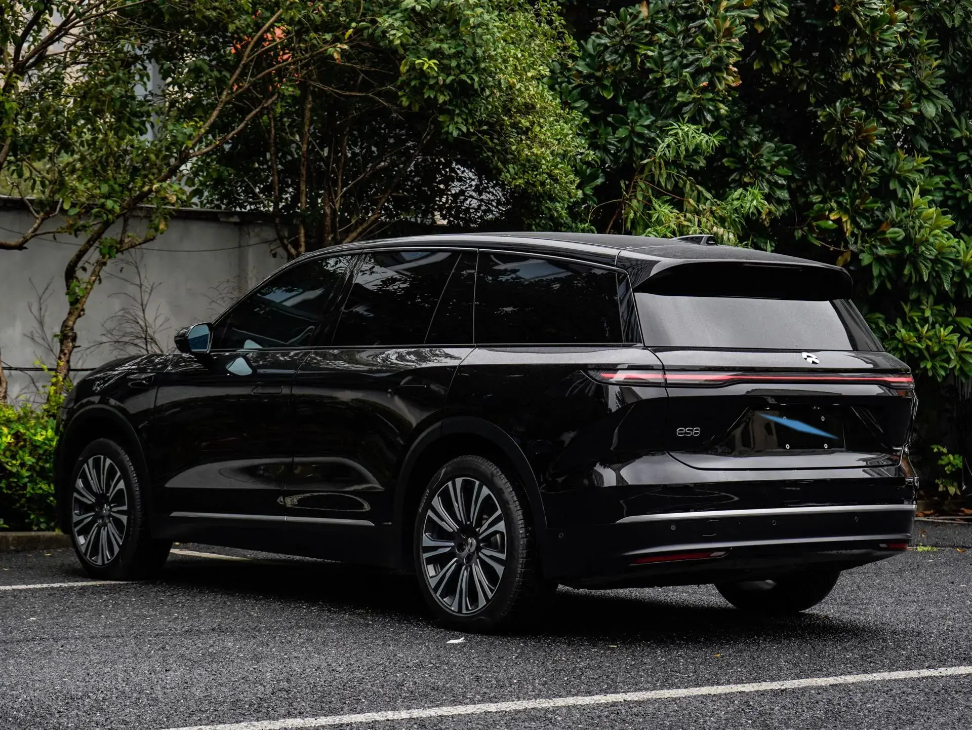 2023 NIO ES8 thumbnail 4