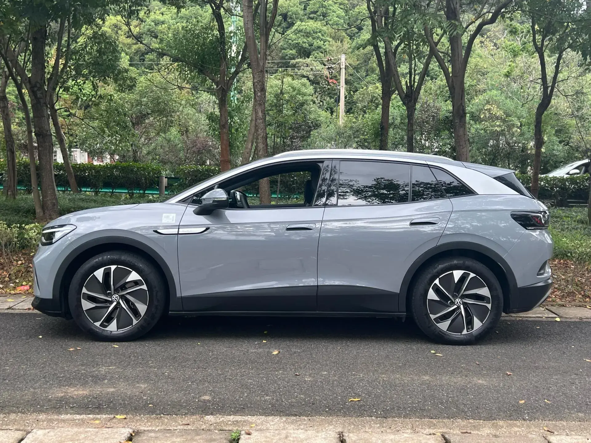 2024 VOLKSWAGEN ID.4 thumbnail 3