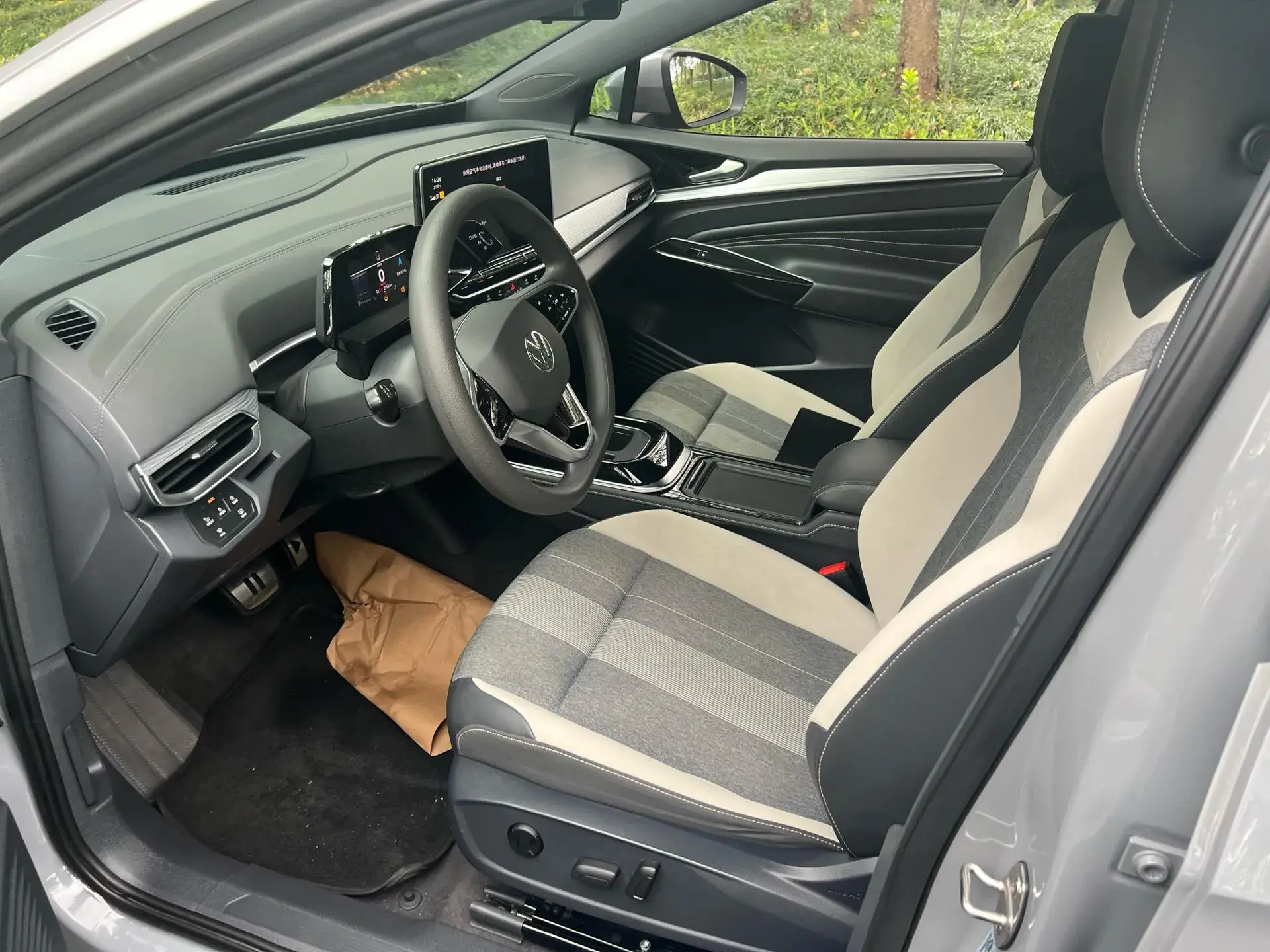 2024 VOLKSWAGEN ID.4 thumbnail 4