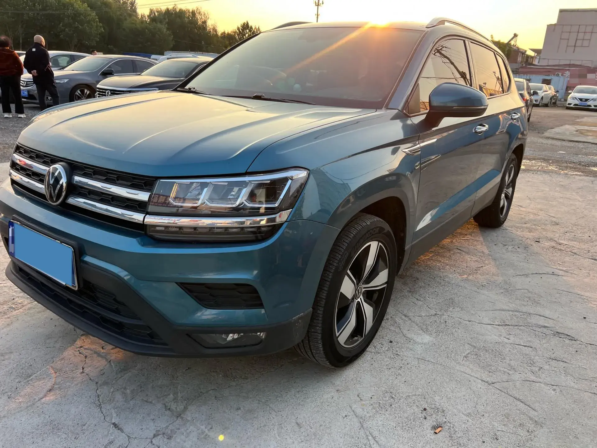 2021 VOLKSWAGEN THARU view 1