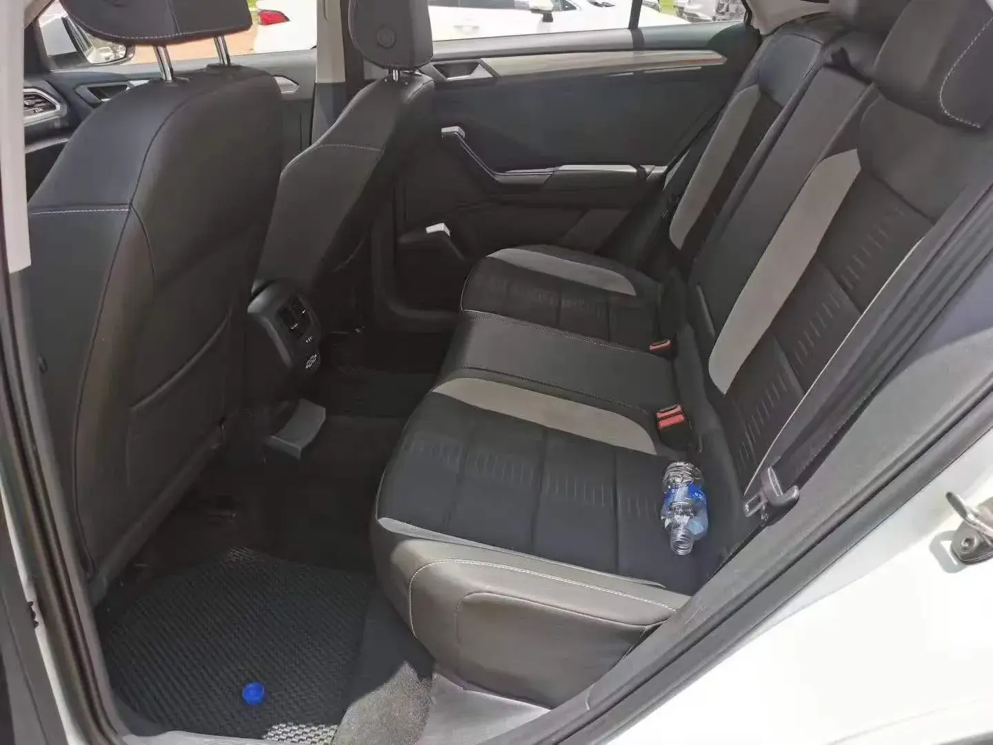 2022 VOLKSWAGEN T-ROC thumbnail 3