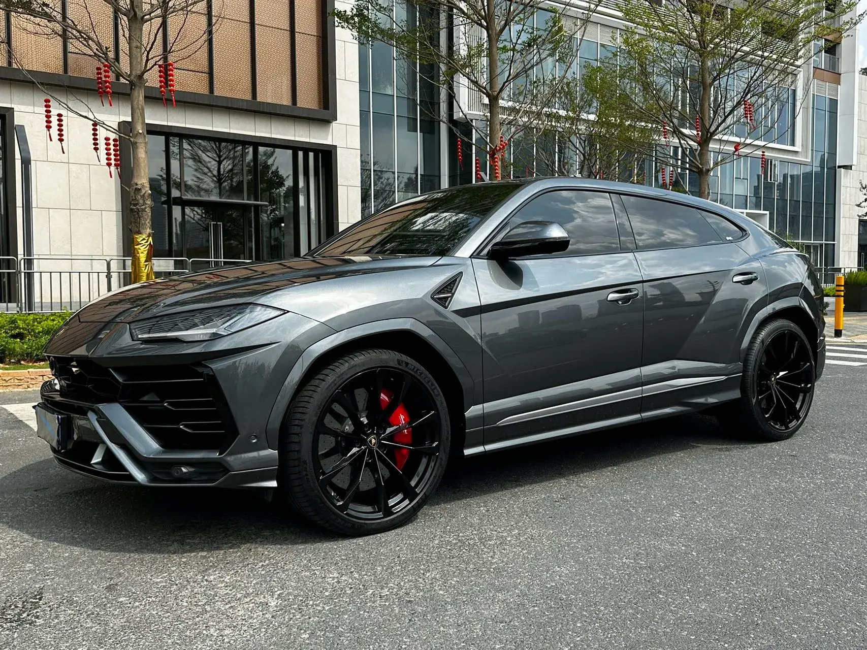 2021 LAMBORGHINI URUS view 1