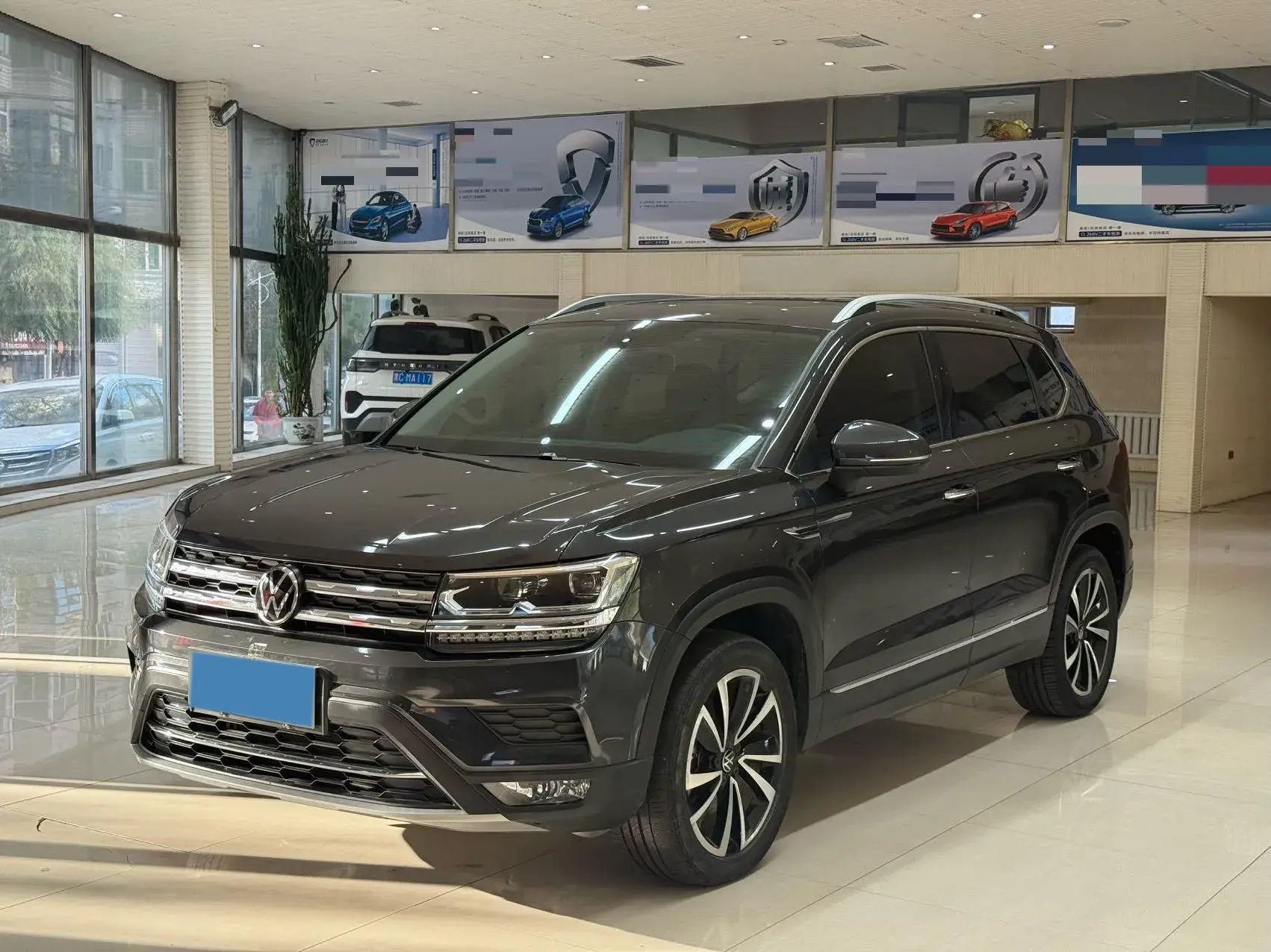 2021 VOLKSWAGEN THARU view 1