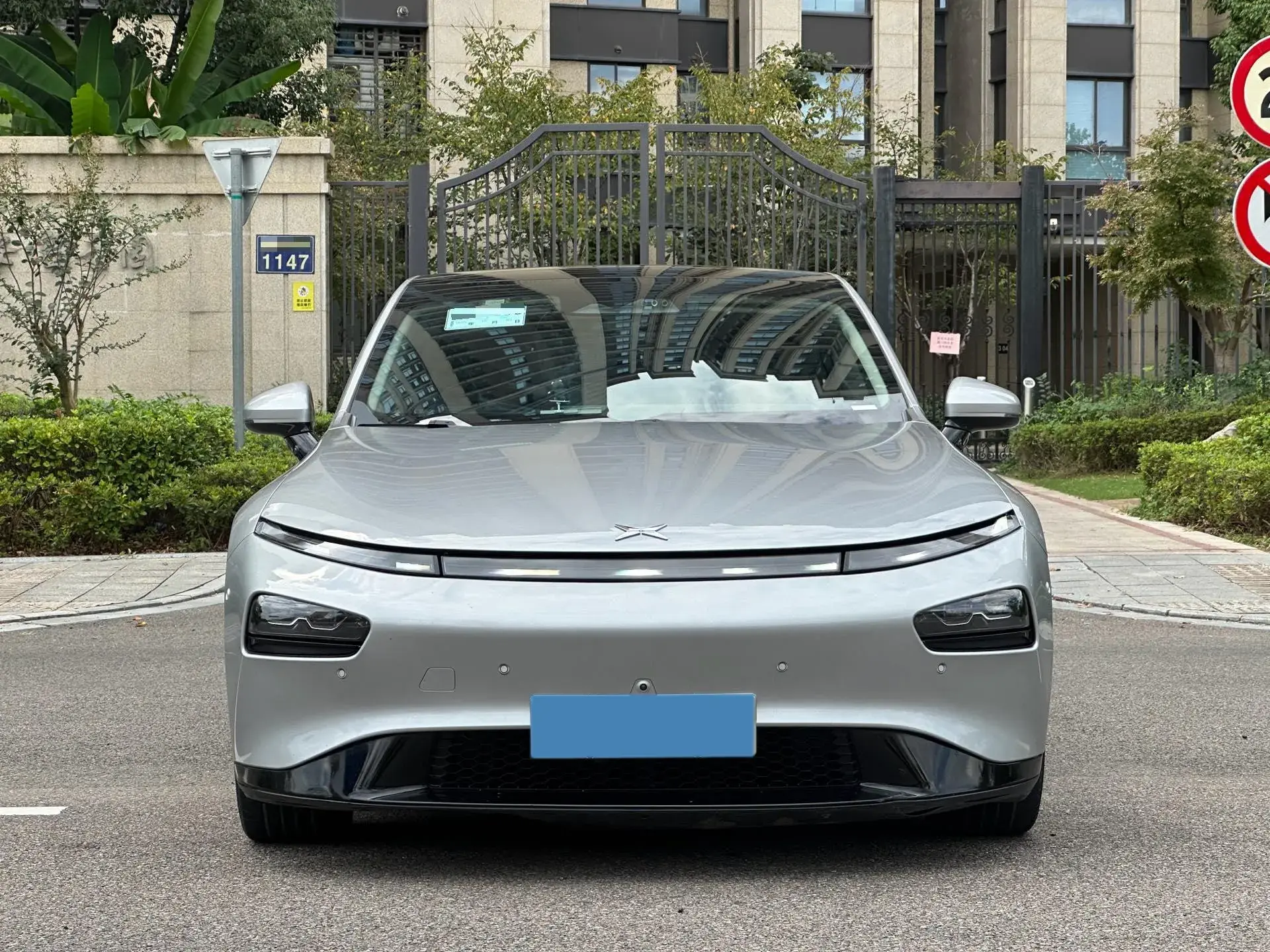 2022 XPENG P7 thumbnail 2