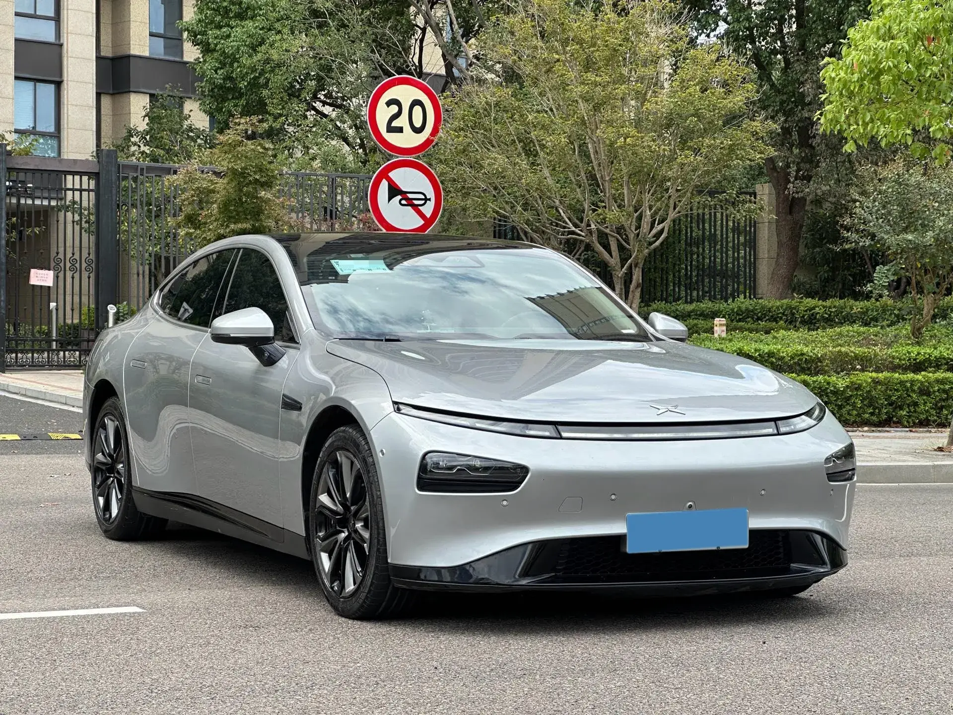 2022 XPENG P7 thumbnail 3
