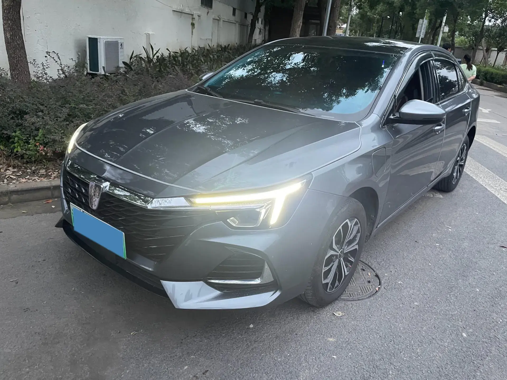 2022 ROEWE I6 view 1