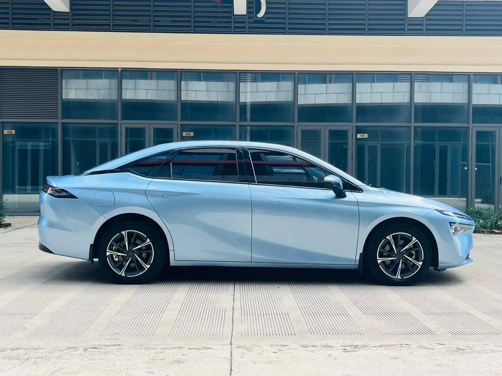 2024 AION AION thumbnail 4