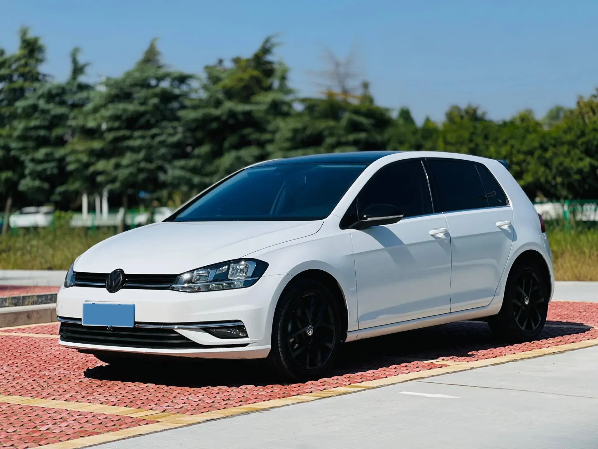 2020 VOLKSWAGEN GOLF view 1