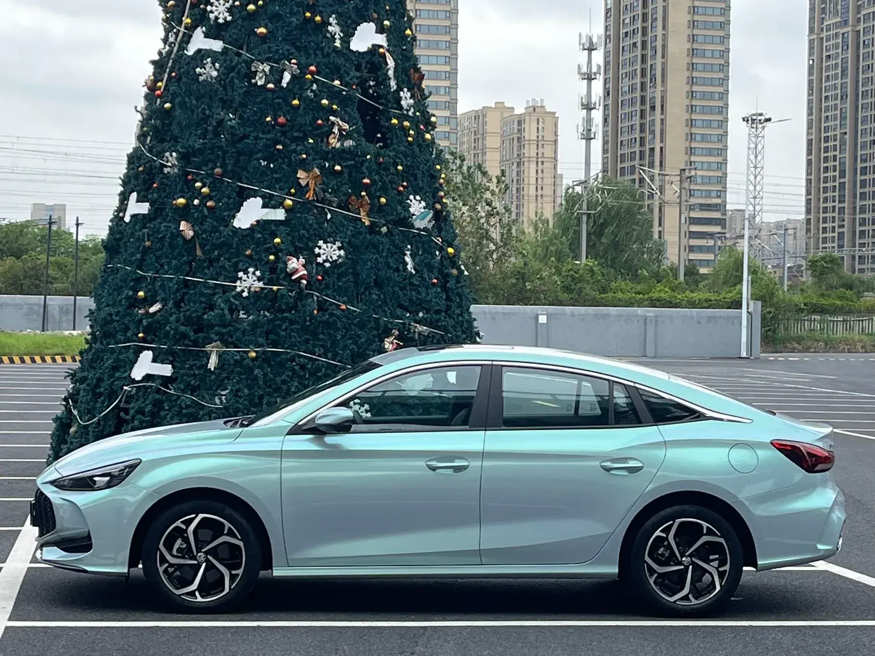 2025 MG 5 thumbnail 3